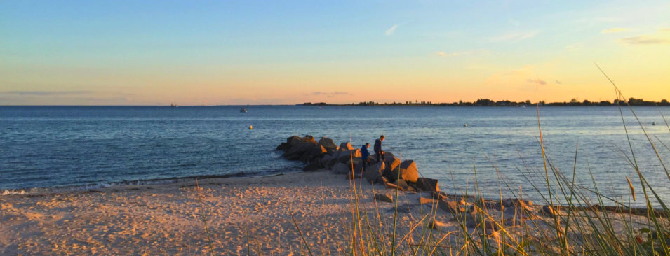 Fehmarn am Fehmarnsundstrand mit Sonnenuntergang